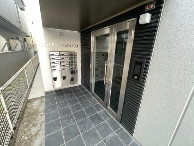 エントランス　オートロック付きで安心