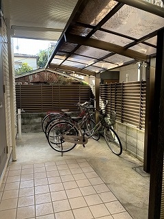 エントランス　屋根付駐輪場