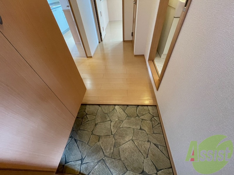 玄関　玄関から撮影しました。明るい印象ですね。