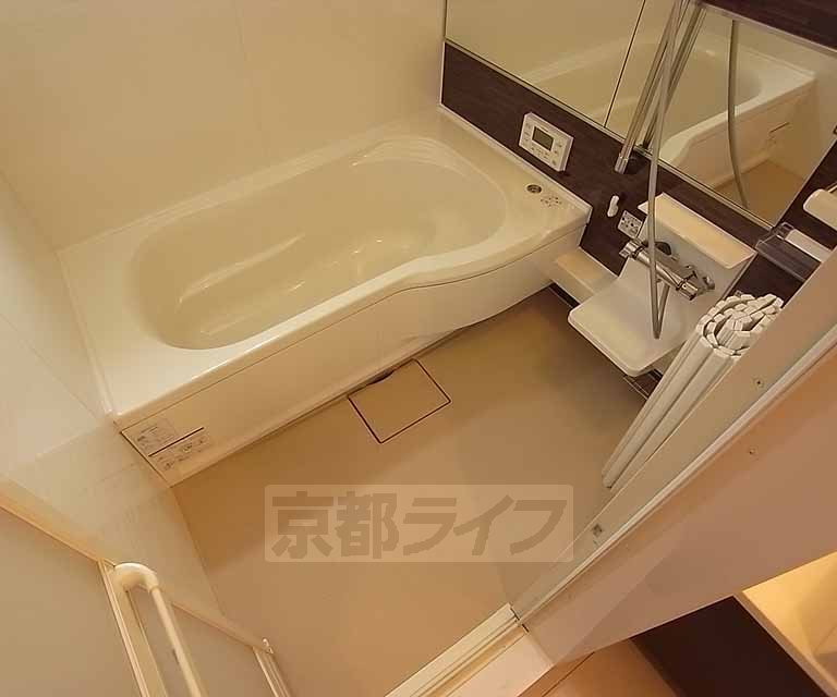 バス・シャワールーム　きれいなバスルームです。