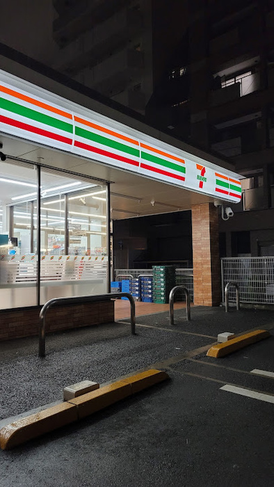 コンビニ　セブン-イレブン 横浜不老町１丁目店（コンビニ）まで220m
