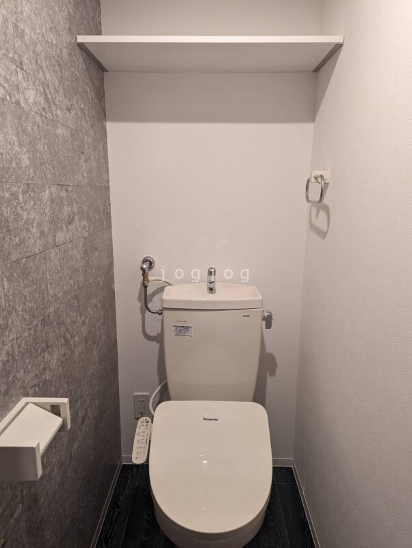トイレ　嬉しい温水洗浄便座付きのトイレです。