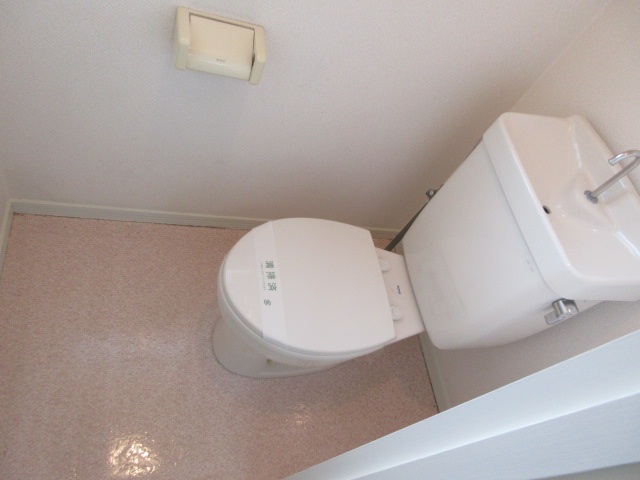 トイレ　トイレにも窓がついてます。
