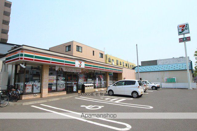 コンビニ　セブンイレブン（コンビニ）まで203m