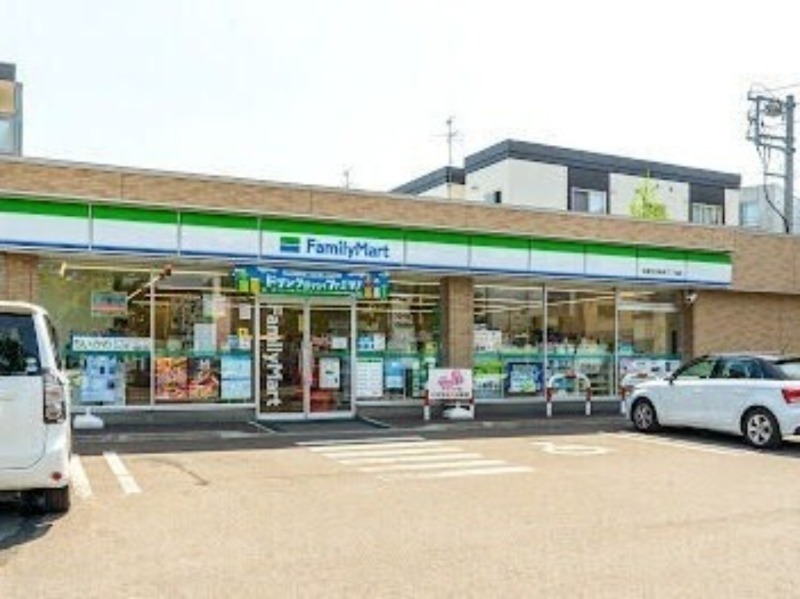 コンビニ　ファミリーマート札幌北8条東17丁目店（コンビニ）まで262m