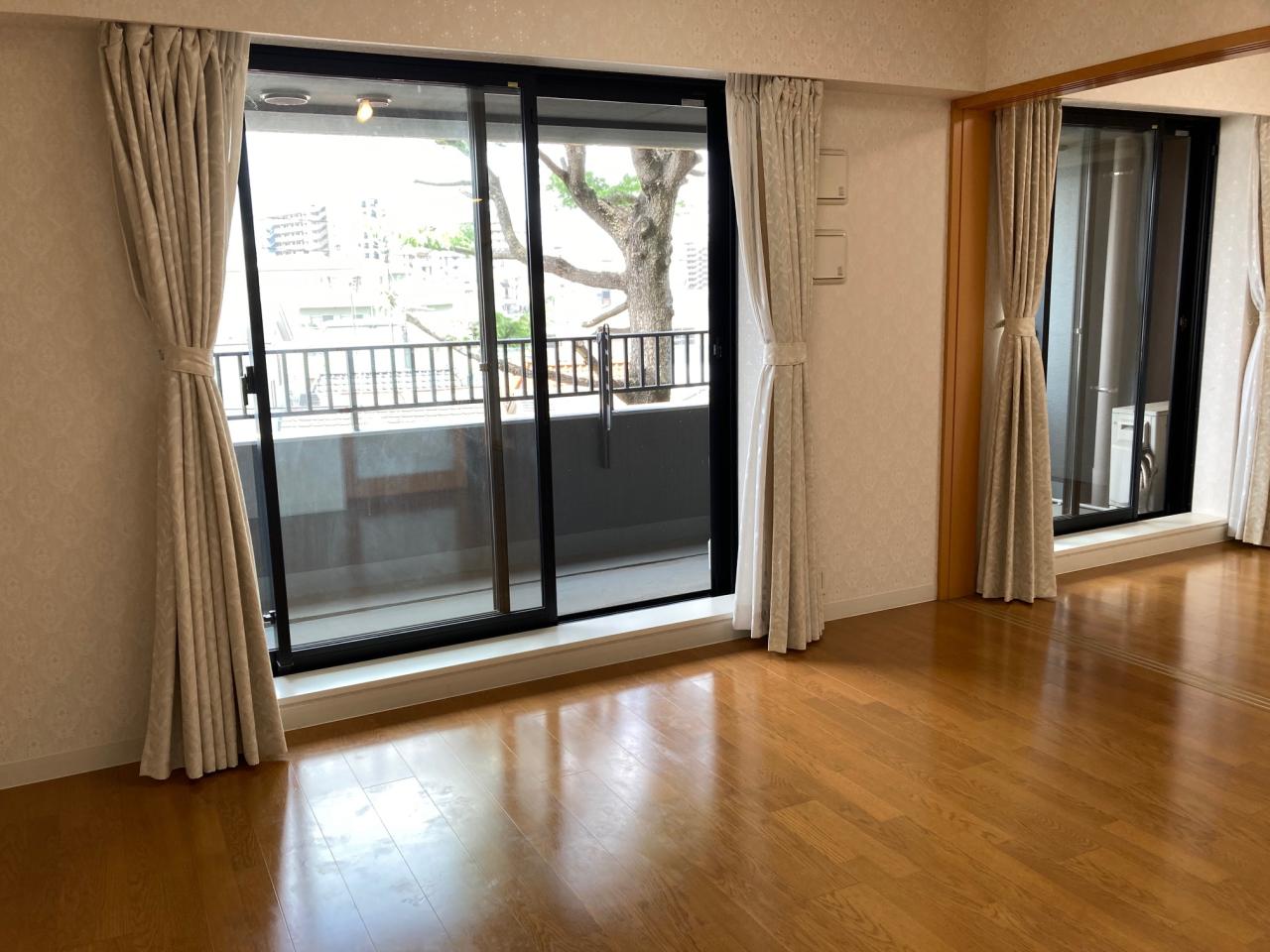 居室・リビング　ヒバの建具使用しており清々し香り。オーダーカーテン・照明付き