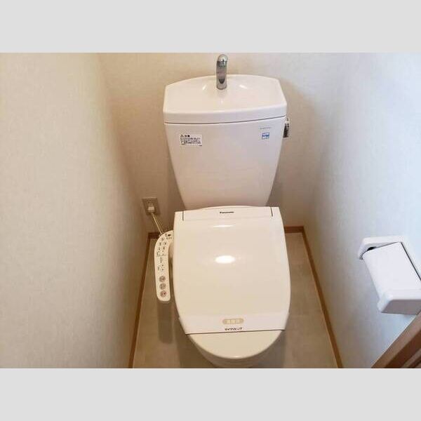 トイレ　温水洗浄便座付きのトイレです♪
