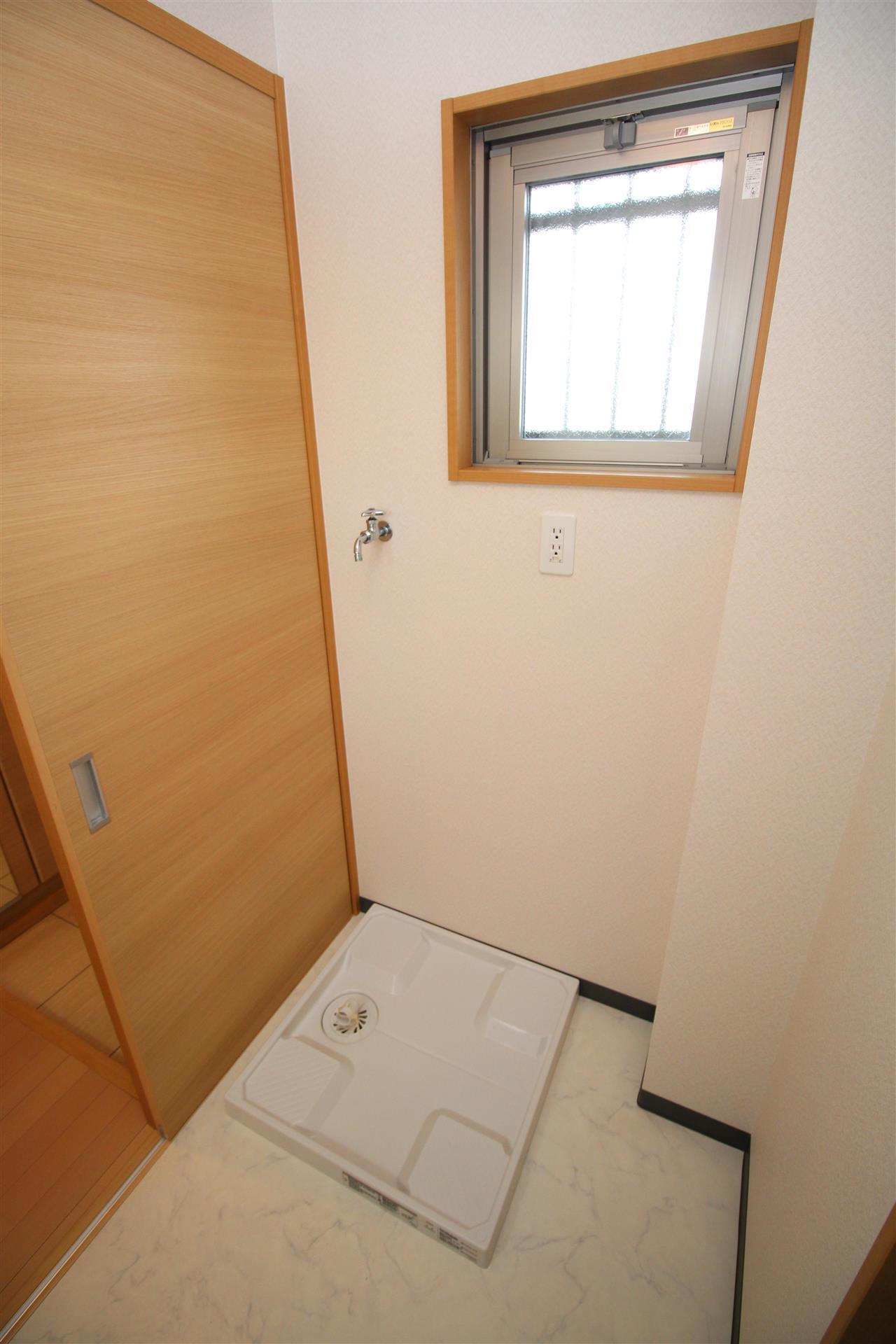 その他部屋・スペース　洗濯機置き場　※実部屋は反転