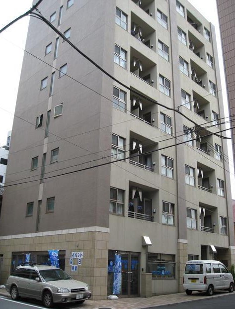 建物外観　鉄筋コンクリート造のがっしりした建物。
