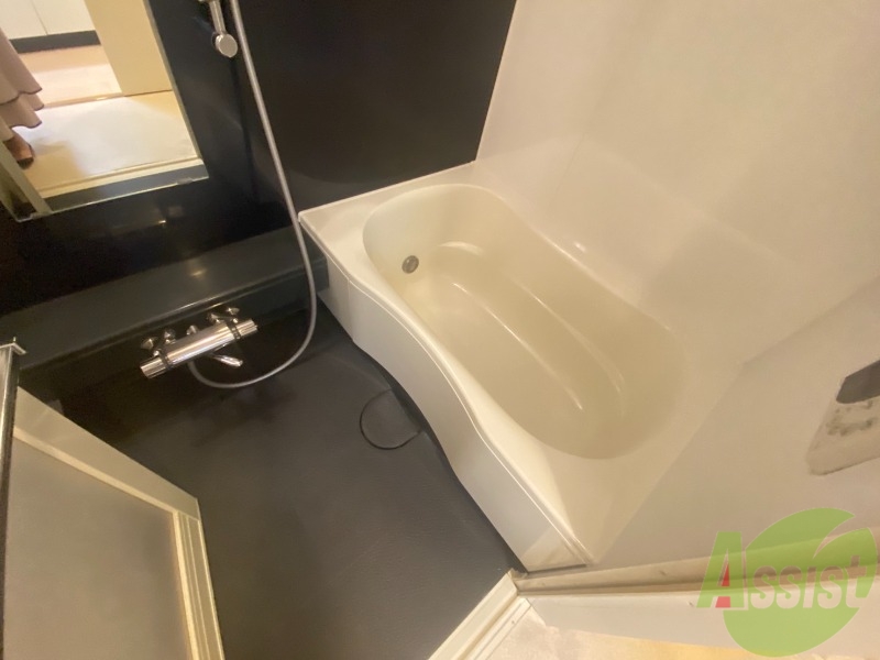 バス・シャワールーム　追い焚き機能付きなのでゆっくり湯舟に入るのも心地よいですよ。