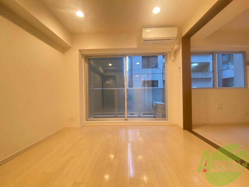 居室・リビング　大きな窓の付いたお部屋は陽射しが入り心地よくなりそうですね。