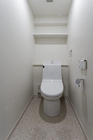 トイレ　落ち着いた色調のトイレです