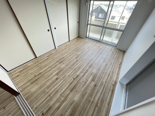 居室・リビング　床色が明るい色合いで、とてもきれいです。