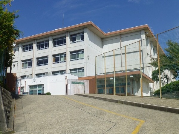 中学校　奈良市立富雄南中学校（中学校）まで1738m