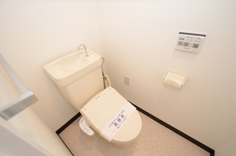 トイレ　温水洗浄便座付きのトイレです♪