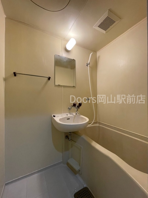 バス・シャワールーム　※別のお部屋の写真です