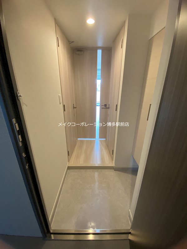 玄関　同物件、別部屋の写真です。