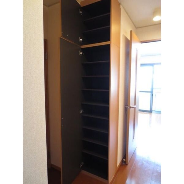その他設備　トールタイプのシューズBOXです