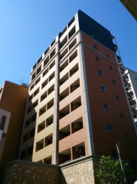 建物外観　鉄筋コンクリート造のがっちりとした建物。