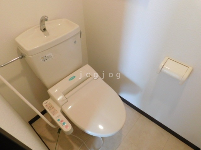 トイレ　嬉しい温水洗浄便座付きのトイレです。