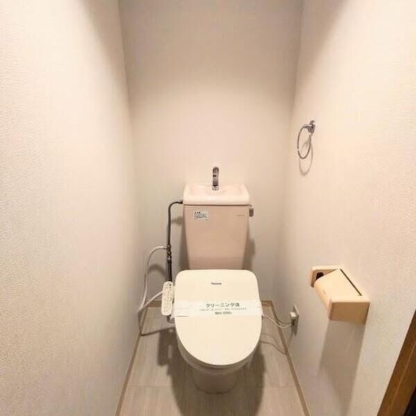 トイレ　※写真は同じマンションの違う部屋のものになります。