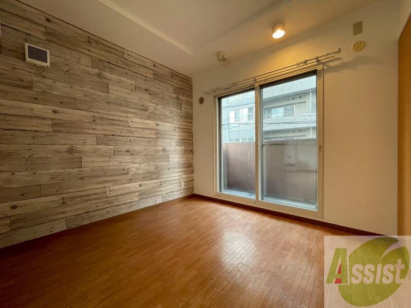 その他部屋・スペース　こちらのお部屋は光が差し込む、温かみのあるお部屋です。