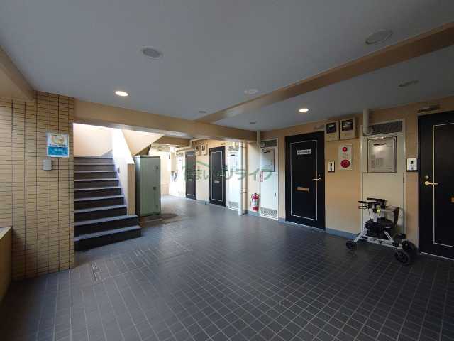 ロビー　室内見学承ります。当店掲載物件以外もまとめてお問合頂けます。