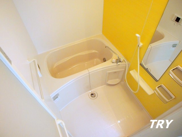バス・シャワールーム　イエローのアクセントパネルで明るい浴室