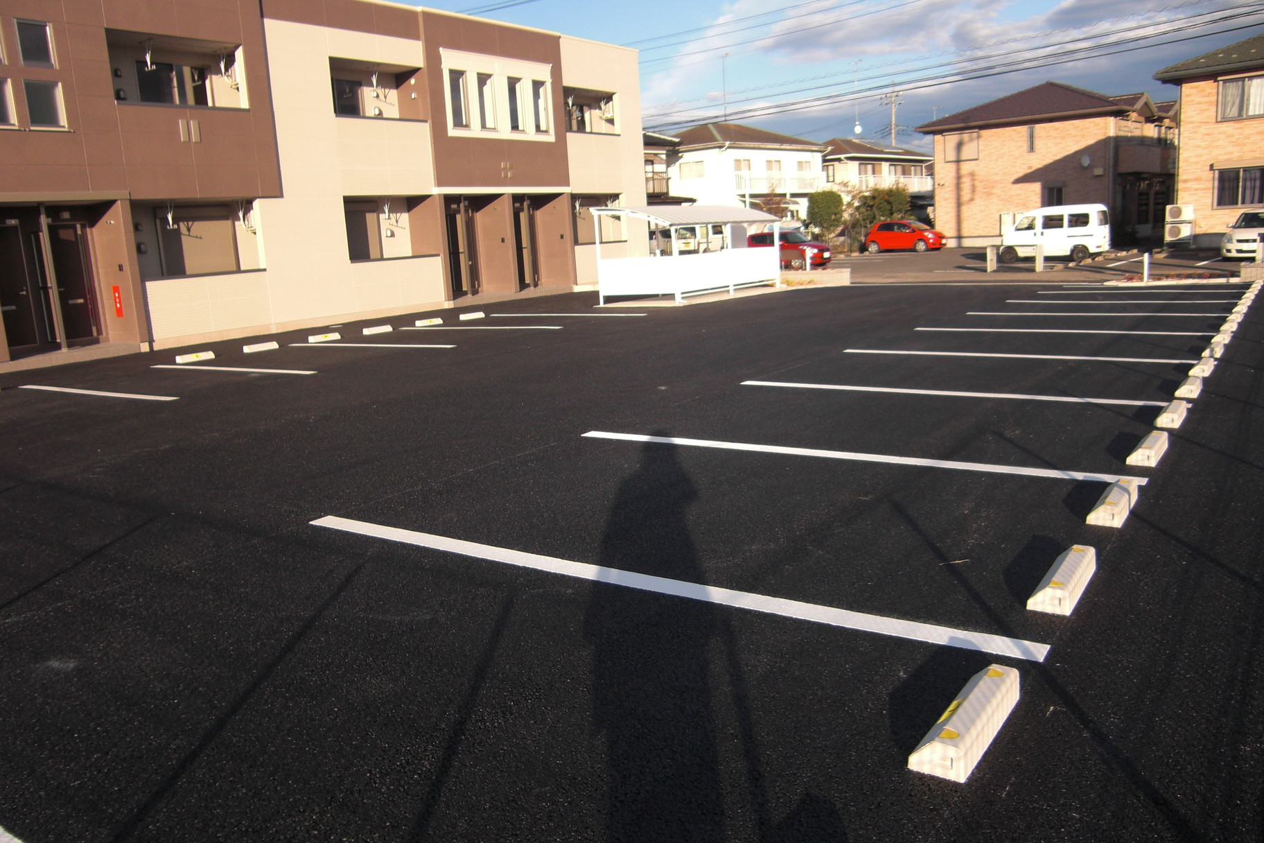 駐車場　駐車場も広々、駐輪場もあり。お問い合わせお待ちしております。