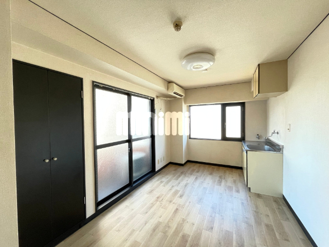 居室・リビング　エアコン、照明付きのお部屋です