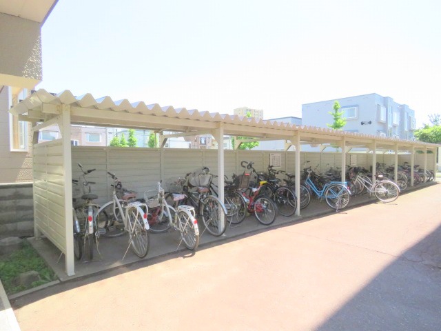 その他共有部分　屋根付き自転車置き場です♪