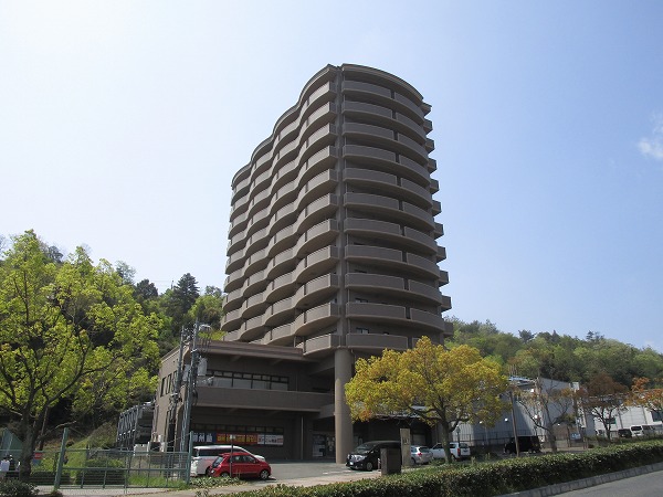 広島市安佐南区大塚西のマンションの建物外観