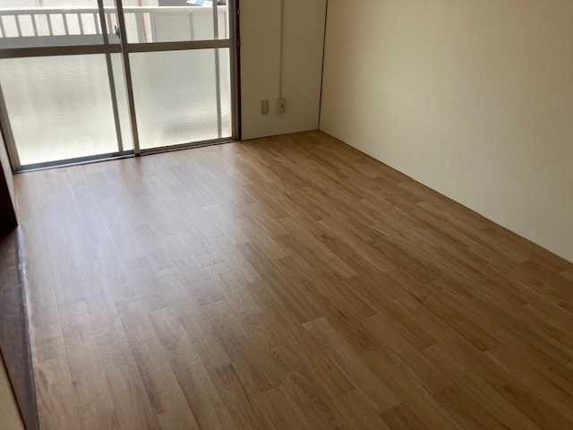 居室・リビング　同物件別室です