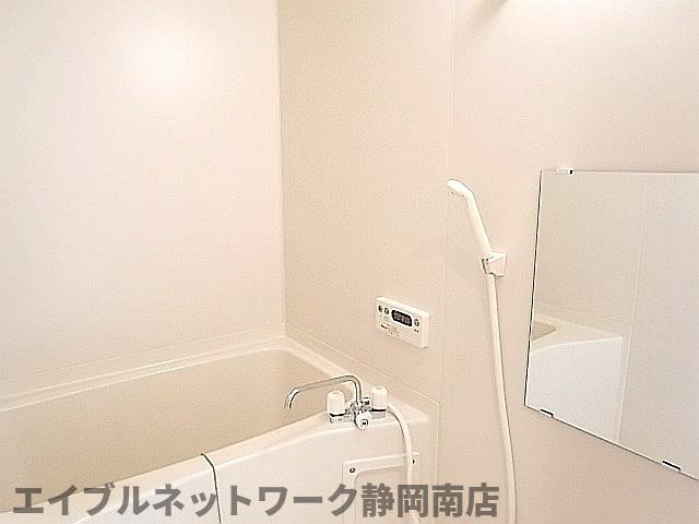 バス・シャワールーム　落ち着いた空間のお風呂です