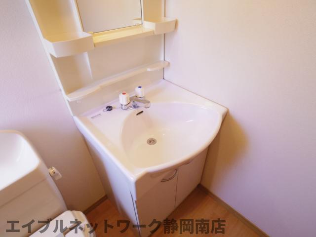 洗面設備　明るい洗面所です