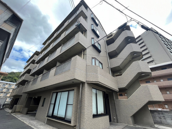 岡山市北区津島笹が瀬のマンションの建物外観