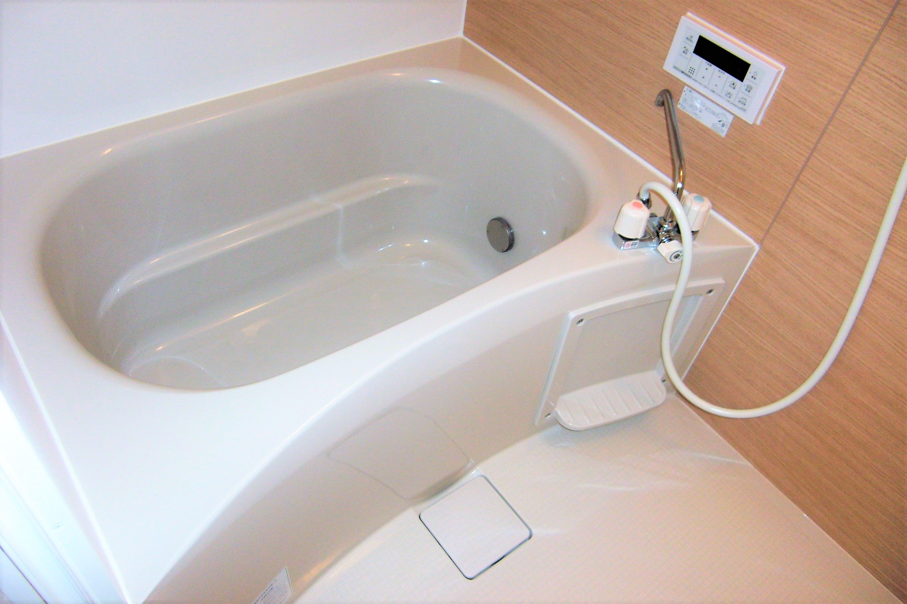 バス・シャワールーム　窓付きお風呂です！換気も出来ますね！