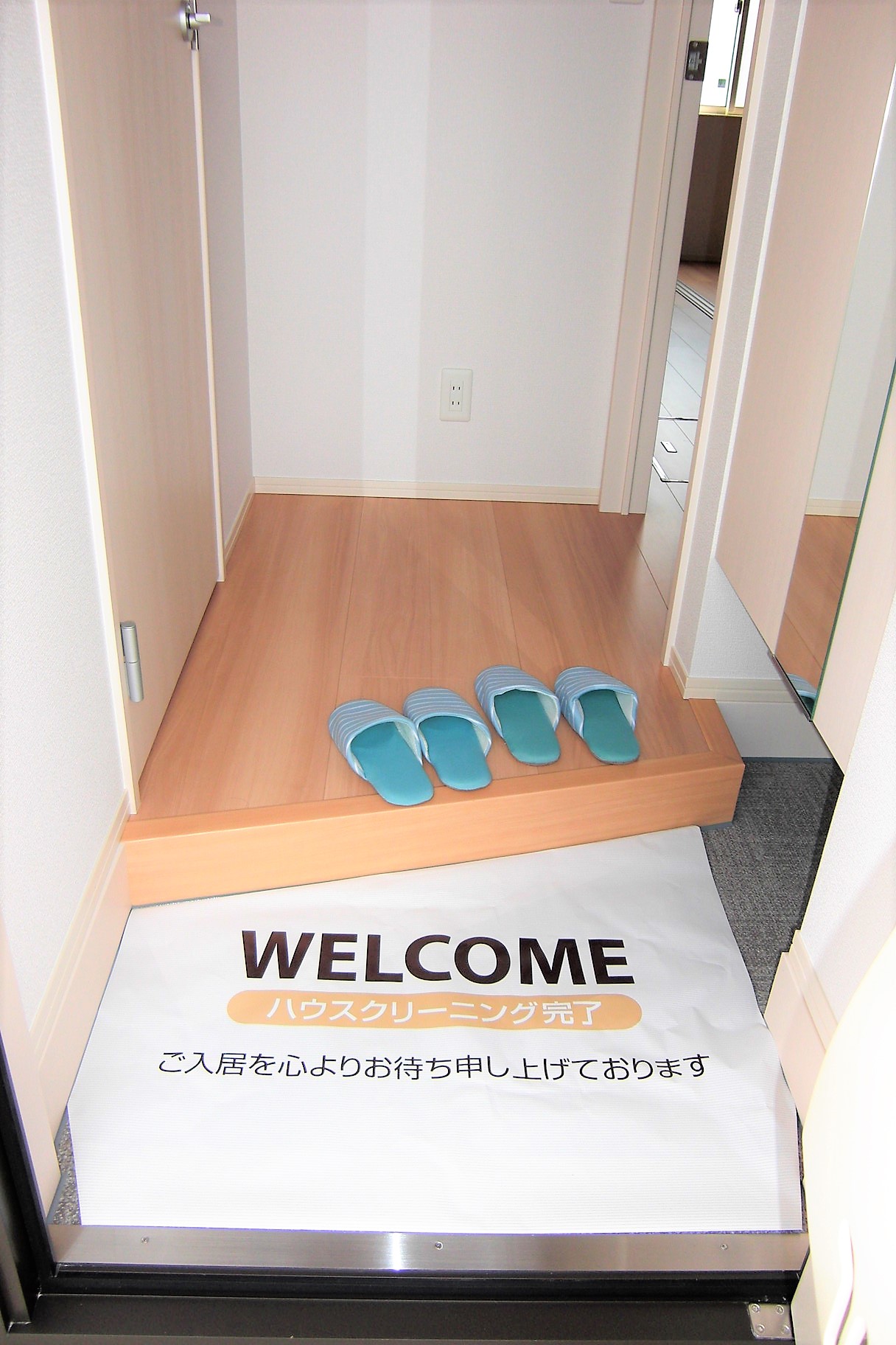 玄関　鏡付きシューズボックス付き玄関です！