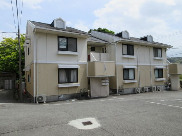 伊東市玖須美元和田のアパートの建物外観