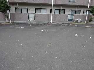 【綾部市上延町のマンションの駐車場】