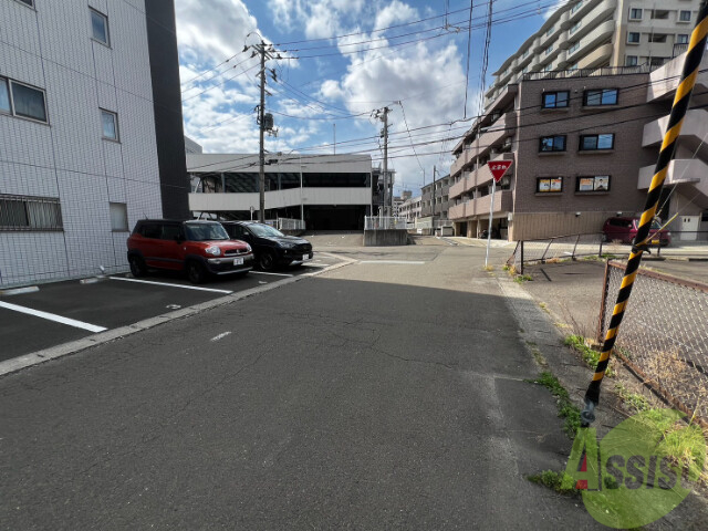 【仙台市泉区泉中央のアパートの駐車場】