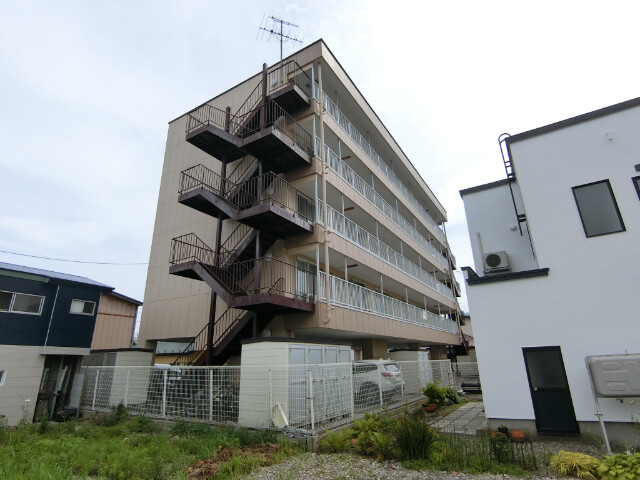 【函館市栄町のマンションの建物外観】