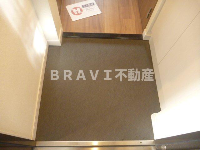 玄関　【プレサンス心斎橋クオーレ】収納もある玄関です