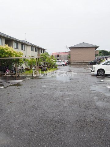 【常滑市かじま台のアパートの駐車場】