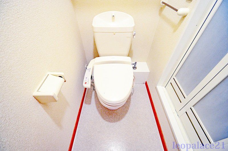 トイレ　同タイプ部屋の写真となり設備等は現況と異なる場合があります。