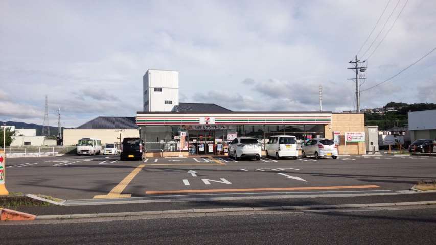 コンビニ　セブンイレブン（コンビニ）まで664m