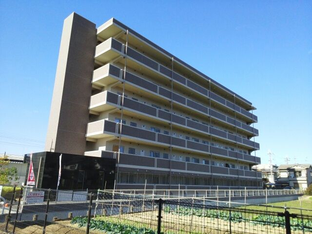 八尾市高安町北のマンションの建物外観