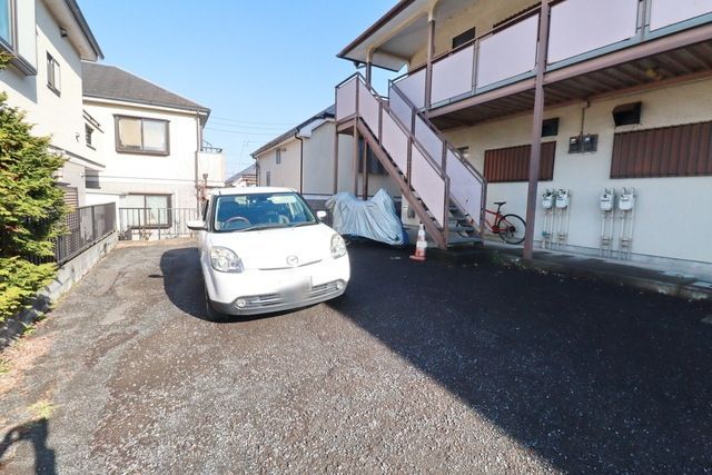 【横浜市青葉区もえぎ野のアパートの駐車場】