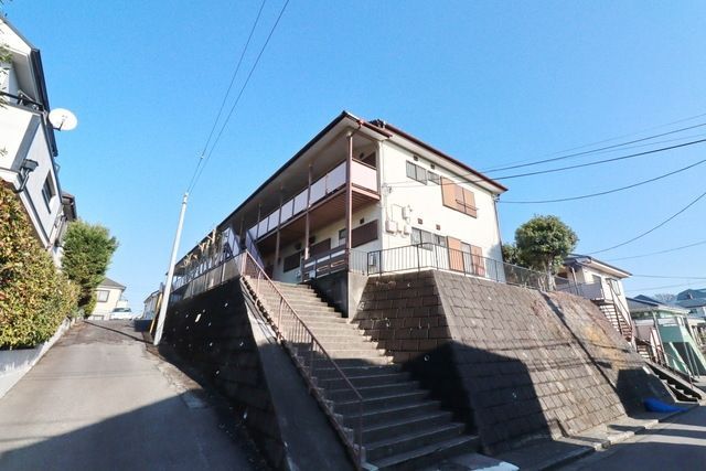 【横浜市青葉区もえぎ野のアパートの建物外観】