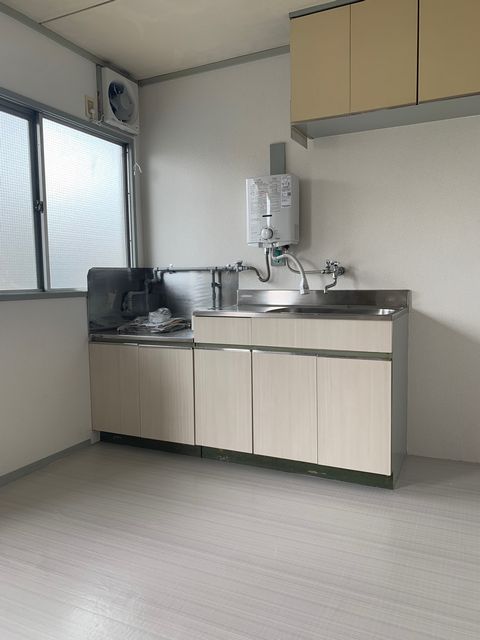 キッチン　キッチンに窓もあり明るいです